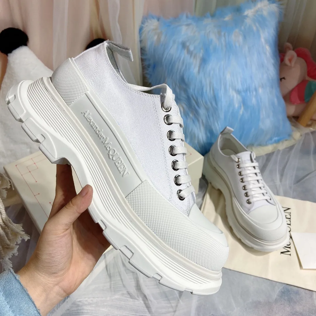 👟👟Ex-factory price👟👟Ex-factory price 480👟👟Mc Queen McQueen’s new couple shoes! 2020ss spring first release‼ ️‼ ️Young ladies who are fashion representatives must be in the forefront of fashion! The unique personality of the shoes adds full charm, and the shoes are super stylish. ⚠The uppers are made of customized original canvas. The color is warm and moist. 🔸The inner padding is made of imported goatskin. Full of flexibility! The round toe design allows the toes to be completely released🥰 Get rid of the original pressure of shoes! 🔸The outsole adopts the original molded vacuum outsole. The process of combining several layers of outsole is complicated. Super light and super comfortable! Super affordable ❤️ 🔸 🔸Size: 35-44 men’s and women’s sizes. The latest counter packaging low-top 👟👟 ex-factory price 👟👟 ex-factory price 500. High top 260. Men's size +10